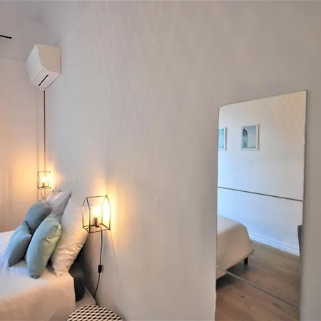 - Close To Place Massena شقة