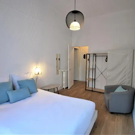 - Close To Place Massena شقة